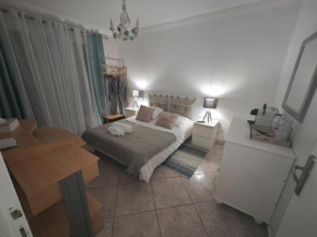 Chambre dans villa avec salle de bain et piscine privée